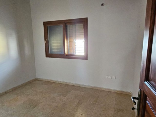 Duplex-Villa zu vermieten im Dorf Famagusta Tuzla unmöbliert 4+1 6 Mieten ab 500 STG + 1 Kaution + 1 Provision