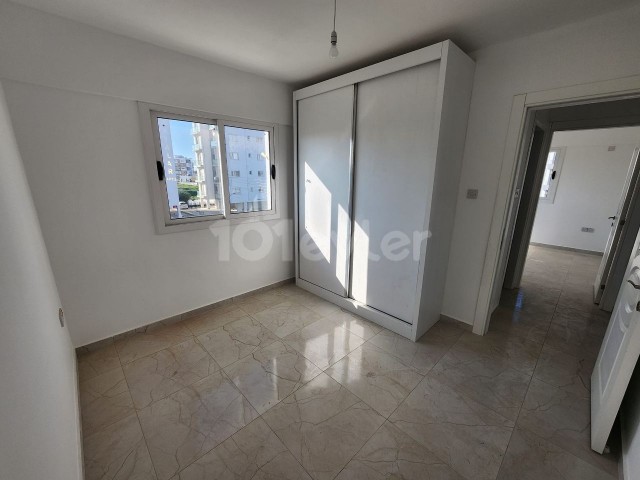 ÇANAKKALE 2+1 UNFURNISHED FLAT RENT IS 400 $ 6 RENT 1 DEPOSIT 1 COMMISSION DUE DUE 6 MONTHS PAYMENT IN ADVANCE. 75 SQUARE METERS FRONT FACADE LAST 1 PIECE 2ND FLOOR