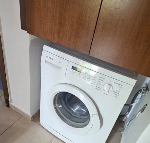 Karakol bölgesinde 3+1 kiralık daire eşyalı aileye yada ogrenciye  kiralıktır. Tek yetkiliyim senelik ödemeli 3.katta olan daire 137 metre kare 