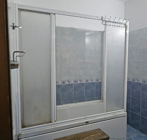 A furnished 3+1 flat for rent in the Karakol area is for rent to families and students. I am the only authorized person. Annual payment. Flat on the 3rd floor is 137 square meters.