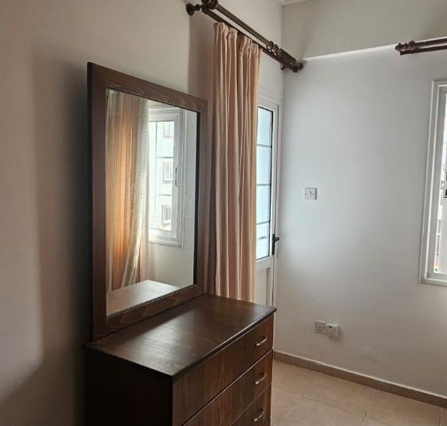 Karakol bölgesinde 3+1 kiralık daire eşyalı aileye yada ogrenciye  kiralıktır. Tek yetkiliyim senelik ödemeli 3.katta olan daire 137 metre kare 