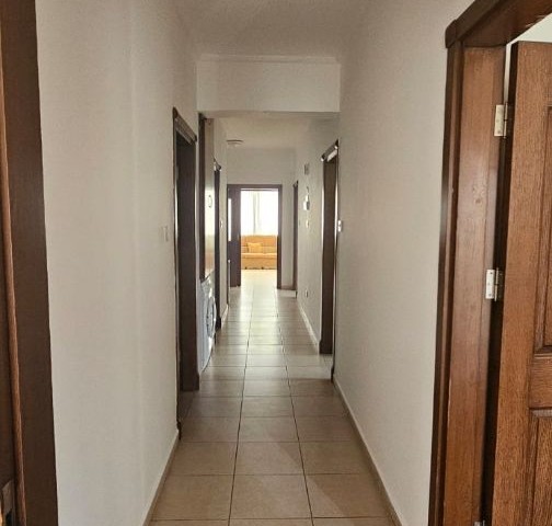 Karakol bölgesinde 3+1 kiralık daire eşyalı aileye yada ogrenciye  kiralıktır. Tek yetkiliyim senelik ödemeli 3.katta olan daire 137 metre kare 