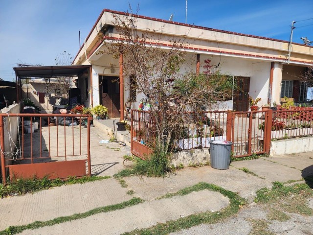 2+1 EINFAMILIENHAUS ZUM VERKAUF MIT GROSSEM BALKON, ZUSATZRAUM UND SPEICHERKAMMER ZUR VERFÜGUNG