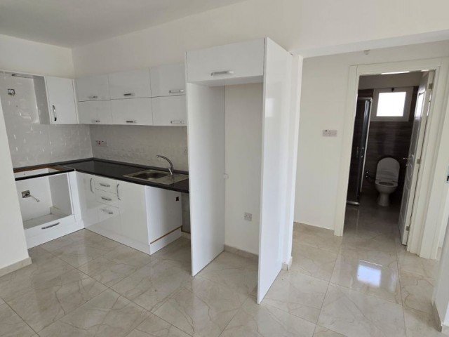 Unfurnished flat for rent on the 3rd floor in Çanakkale region, 75 m², 400 dollars, 6 months payment, 6 rent, 1 deposit, 1 commission. Dues are 6 months in advance. Electricity pre