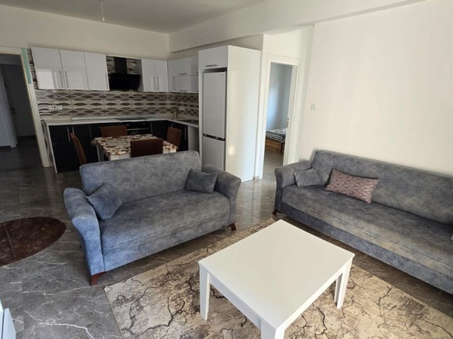 2+1 komplett möblierte Wohnung in der Region Famagusta Çanakkale, 80 m2 großer Balkon, 1. Stock, neuer Wohnungstransformator mit Aufzug wurde bezahlt. 75.000 stg