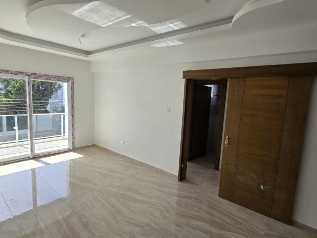 آپارتمان 3+1 برای فروش در منطقه فاماگوستا چاناکاله 110 متر مربع 95.000 پوند طبقه دوم آپارتمان نوساز هرگز استفاده نشده است