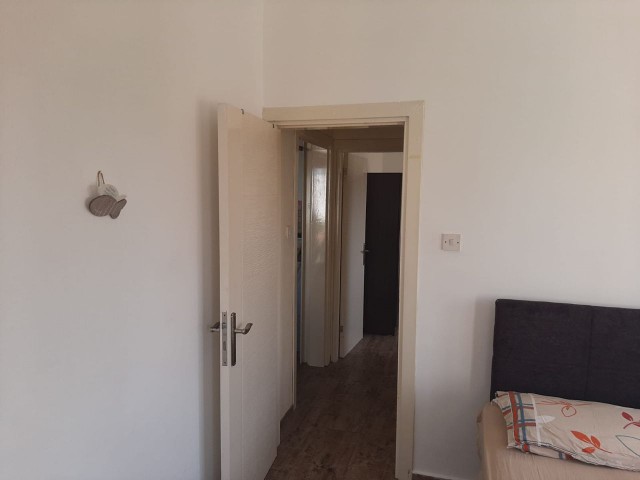 2+1 70 square meters house in Sakarya Yenişehir region, annual or 6-month payment option, within walking distance of the hotel, on the 3rd floor, no elevator, no air conditioning in the rooms.