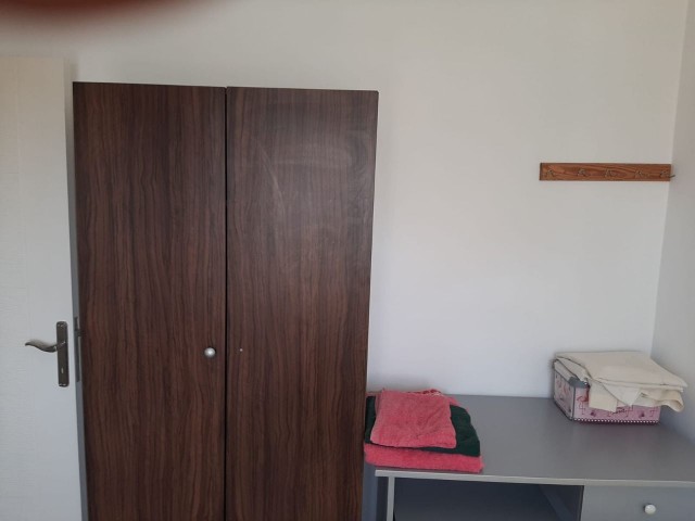 2+1 70 square meters house in Sakarya Yenişehir region, annual or 6-month payment option, within walking distance of the hotel, on the 3rd floor, no elevator, no air conditioning in the rooms.