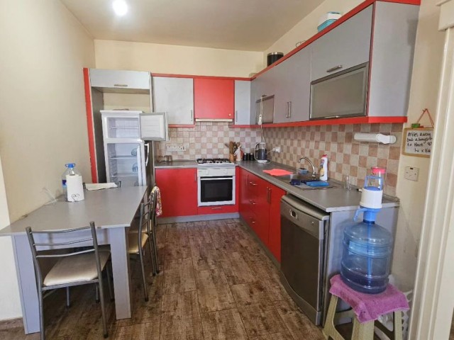 2+1 70 square meters house in Sakarya Yenişehir region, annual or 6-month payment option, within walking distance of the hotel, on the 3rd floor, no elevator, no air conditioning in the rooms.