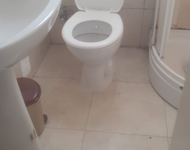 2+1 70 square meters house in Sakarya Yenişehir region, annual or 6-month payment option, within walking distance of the hotel, on the 3rd floor, no elevator, no air conditioning in the rooms.