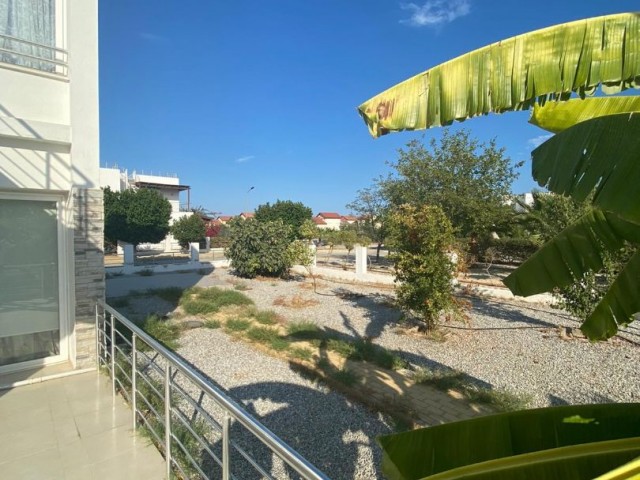 2 + 1 Wohnung mit großem Garten voll möbliert am Meer von Özkaraman-Bosporus Caesar Beach (alle Steuern bezahlt) ** 