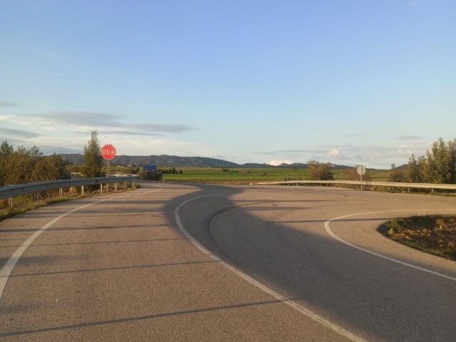 Feld zum Verkauf in der Nähe von Zeybekköy, 800 Meter zum Senmar-Markt, 100 % offen für Entwicklung