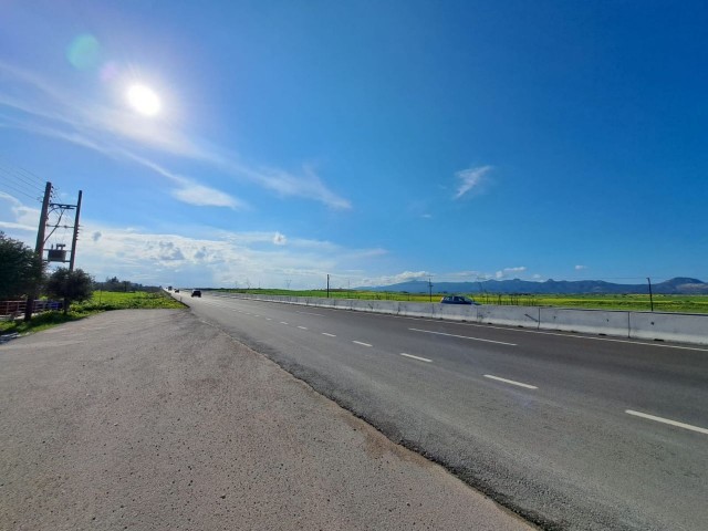 Zoneneingeteiltes Grundstück mit eingebautem Gebäude zum Verkauf an der Hauptstraße von Çayırova