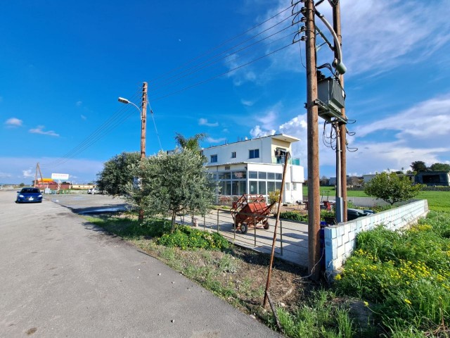 Zoneneingeteiltes Grundstück mit eingebautem Gebäude zum Verkauf an der Hauptstraße von Çayırova