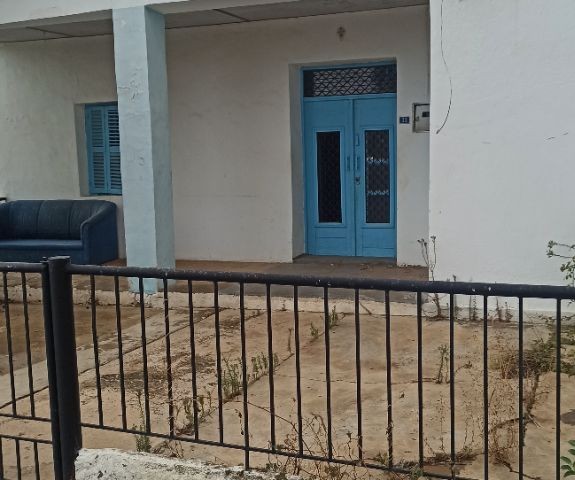 EINFAMILIENHAUS MIT GARTEN ZUM VERKAUF IN FAMAGUSTA MORMENEKSE DORF ** 