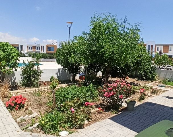 3+1 DOPPELVILLA MIT GARTEN IN DER NÄHE VON FAMAGUSTA ** 