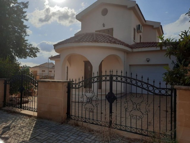 3 BEDROOM VILLA WITH A LARGE GARDEN WITH A POOL IN THE PIER GARDENS ** 