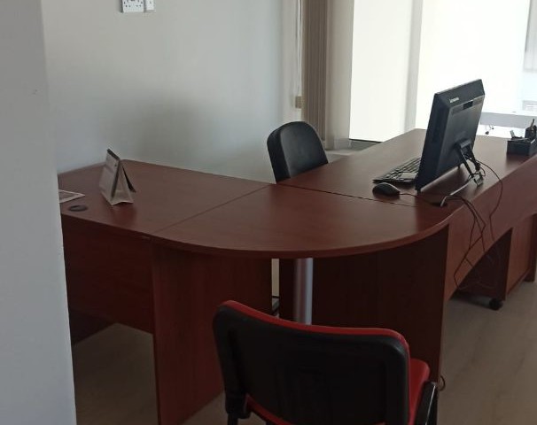 BÜRO/ARBEITSPLATZ AUF DER STRAßE IN FAMAGUSTA CITY MERKZIN ** 