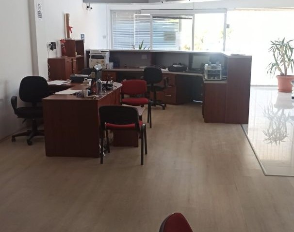 BÜRO/ARBEITSPLATZ AUF DER STRAßE IN FAMAGUSTA CITY MERKZIN ** 