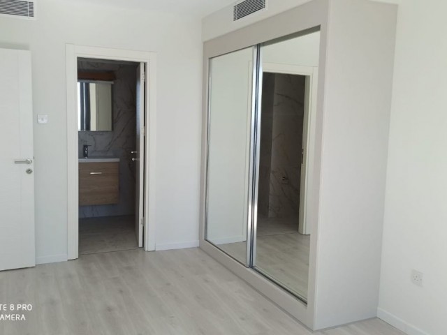 MAĞUSA  ŞEHİR MERKEZİNDE DENİZ MANZARALI  3+1 SIFIR DAİRE