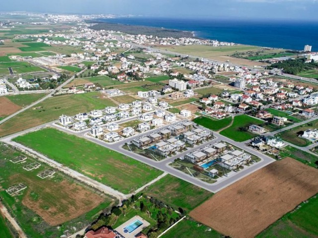 DIE PERLE DES MITTELMEERS IN NORDBRISTA; DAS BELIEBTESTE WOHNGEBIET VON FAMAGUSTA IST MIT SALAMIS-WÄLDERN VERFLOCHTEN 3 + 1 UND LOFT-WOHNUNGEN SIND JETZT ZUM VERKAUF ** 