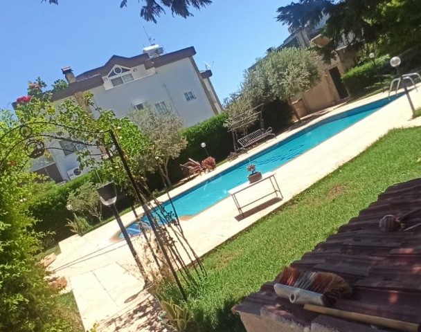 VILLA MIT POOL ZUM VERKAUF AUF EINEM DOPPELGRUNDSTÜCK IN YENIBOGAZICI ** 