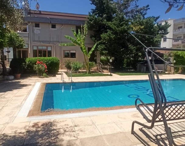 VILLA MIT POOL ZUM VERKAUF AUF EINEM DOPPELGRUNDSTÜCK IN YENIBOGAZICI ** 