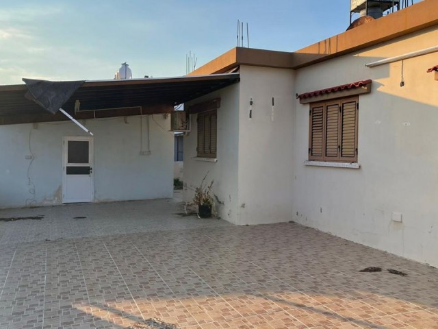 EINFAMILIENHAUS MIT GARTEN IN 1 HEKTAR LAND IM DORF FAMAGUSTA MUTLUAKA ** 