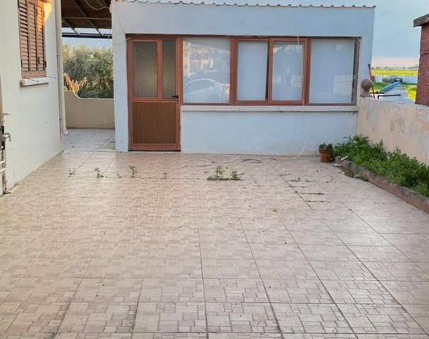 EINFAMILIENHAUS MIT GARTEN IN 1 HEKTAR LAND IM DORF FAMAGUSTA MUTLUAKA ** 