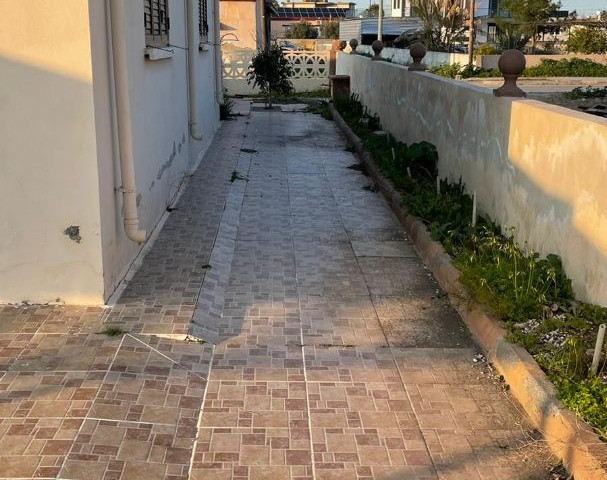 EINFAMILIENHAUS MIT GARTEN IN 1 HEKTAR LAND IM DORF FAMAGUSTA MUTLUAKA ** 