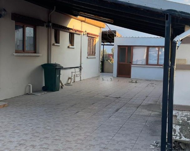 EINFAMILIENHAUS MIT GARTEN IN 1 HEKTAR LAND IM DORF FAMAGUSTA MUTLUAKA ** 