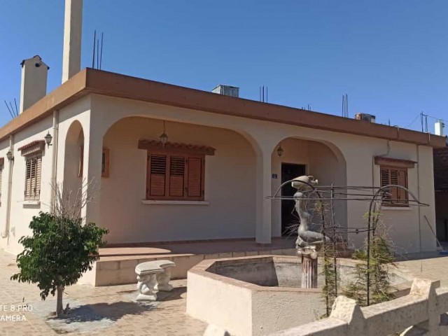 EINFAMILIENHAUS MIT GARTEN IN 1 HEKTAR LAND IM DORF FAMAGUSTA MUTLUAKA ** 