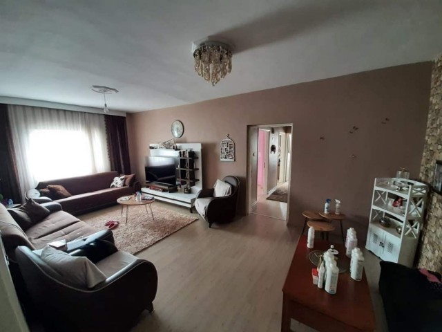 MAĞUSA MERKEZ'DE CADDE ÜZERİ DAÜ YAKIN 3+1 DAİRE 