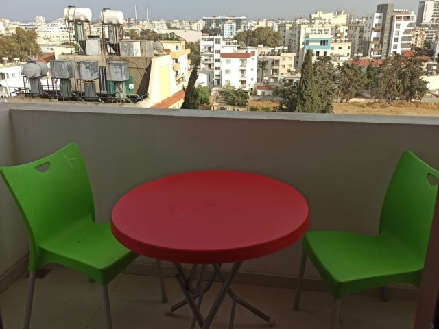 VOLL MÖBLIERTE STUDIO-WOHNUNG IM ZENTRUM VON FAMAGUSTA, NUR WENIGE GEHMINUTEN VON DER EMU ** 