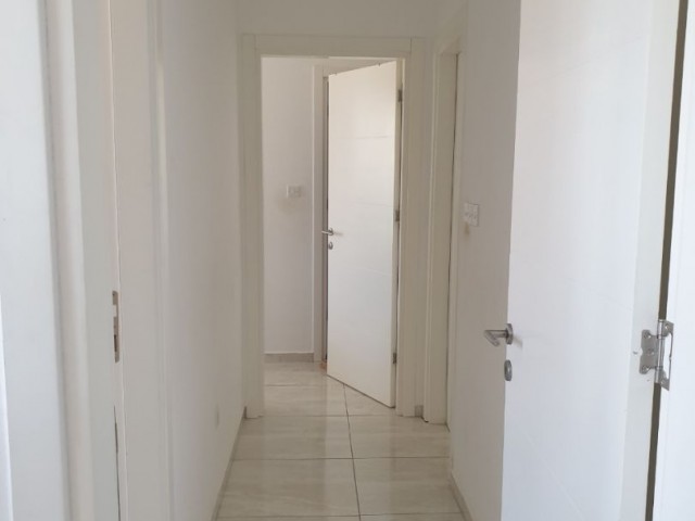 VOLL MÖBLIERTE 2 + 1 APARTMENT MIT EIGENEM BAD IM STADTZENTRUM VON FAMAGUSTA ** 