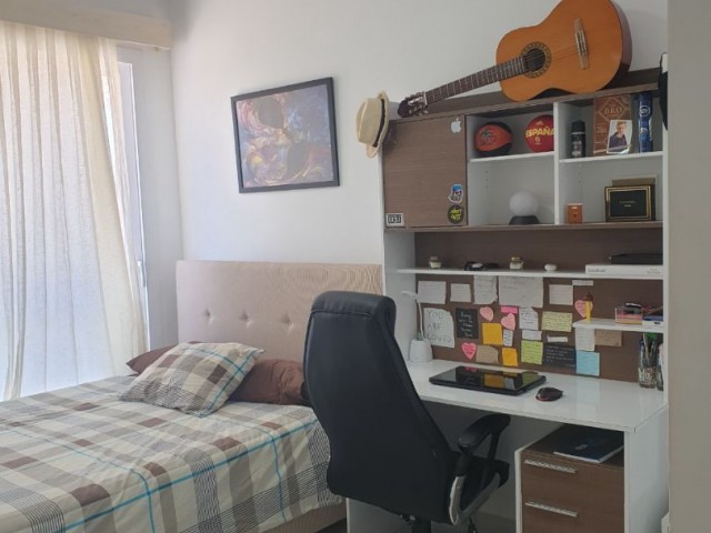 VOLL MÖBLIERTE 2 + 1 APARTMENT MIT EIGENEM BAD IM STADTZENTRUM VON FAMAGUSTA ** 