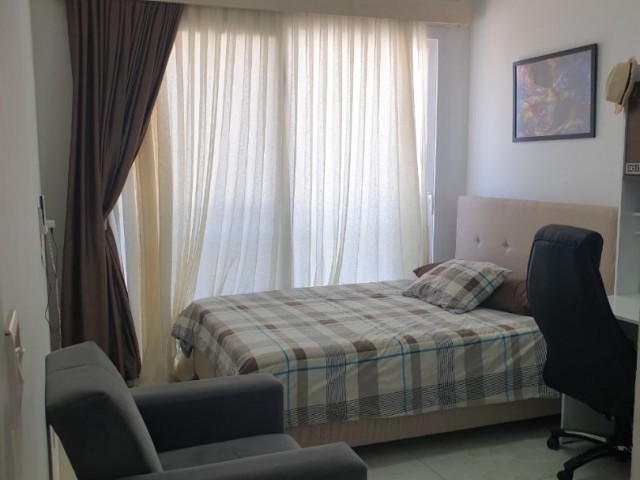 VOLL MÖBLIERTE 2 + 1 APARTMENT MIT EIGENEM BAD IM STADTZENTRUM VON FAMAGUSTA ** 