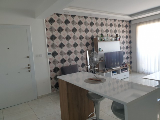 VOLL MÖBLIERTE 2 + 1 APARTMENT MIT EIGENEM BAD IM STADTZENTRUM VON FAMAGUSTA ** 