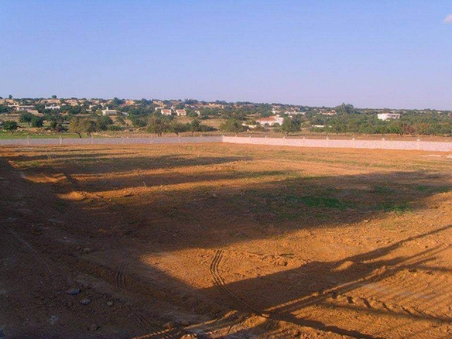 ZONEIERTES GRUNDSTÜCK MIT MEERBLICK IM DORF İSKELE KUMYALI