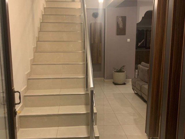 DUPLEX-VILLA ZU VERMIETEN IN YENİBOĞAZİ