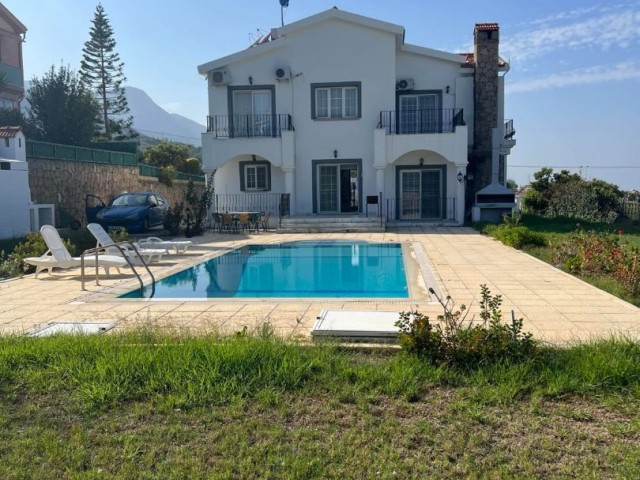 VILLA MIT POOL ZU VERMIETEN IN GIRNE ÇATALKÖY