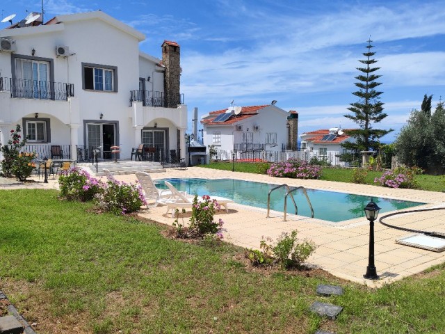 VILLA MIT POOL ZU VERMIETEN IN GIRNE ÇATALKÖY