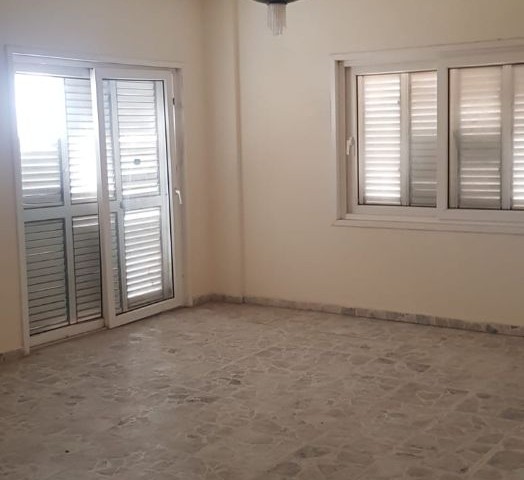 GÜLESEREN BÖLGESİNDE DENİZE 15 METRE MESAFEDE ZEMİN KAT SATILIK 3+1 DAİRE