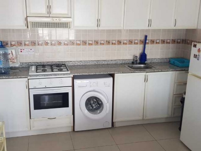 ADAKENT VE DAÜ YAKINI TEMIZ AILE APARTMANI GENIS 2+1 FULL ESYALI DAIRE