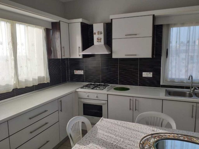 MAĞUSA MERKEZDE GENIS TEMIZ ESYALI AILE APARTMANINDA 3+1 DAIRE