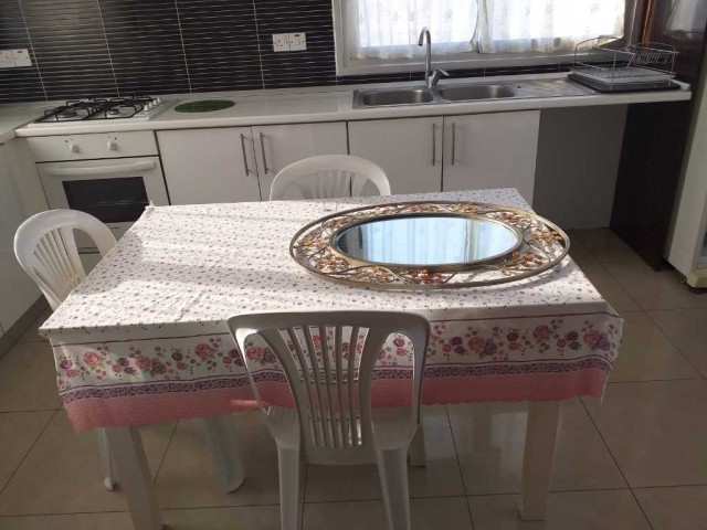 MAĞUSA MERKEZDE GENIS TEMIZ ESYALI AILE APARTMANINDA 3+1 DAIRE