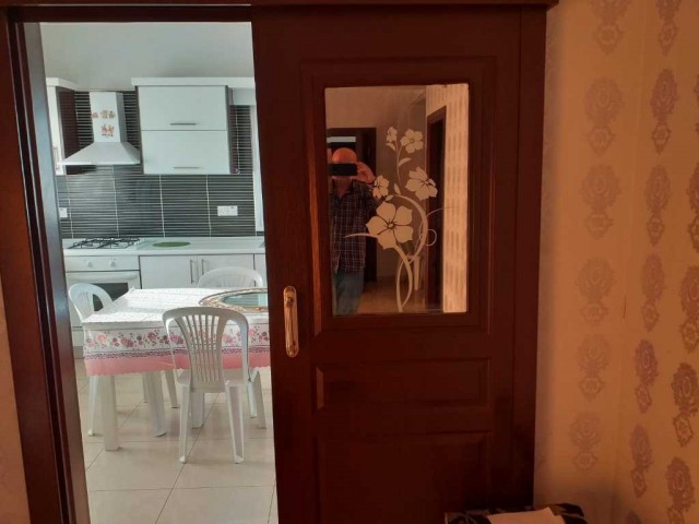 MAĞUSA MERKEZDE GENIS TEMIZ ESYALI AILE APARTMANINDA 3+1 DAIRE