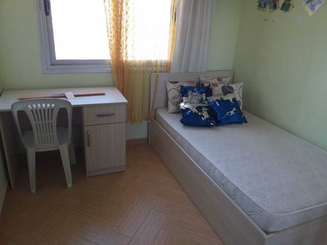 MAĞUSA MERKEZDE GENIS TEMIZ ESYALI AILE APARTMANINDA 3+1 DAIRE