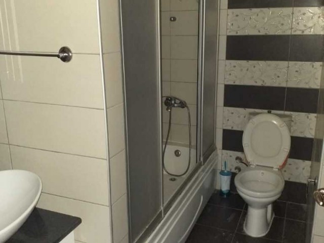 MAĞUSA MERKEZDE GENIS TEMIZ ESYALI AILE APARTMANINDA 3+1 DAIRE