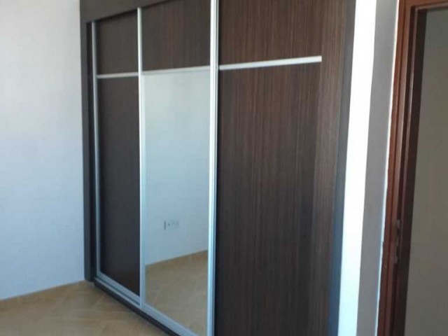 MAĞUSA MERKEZDE GENIS TEMIZ ESYALI AILE APARTMANINDA 3+1 DAIRE